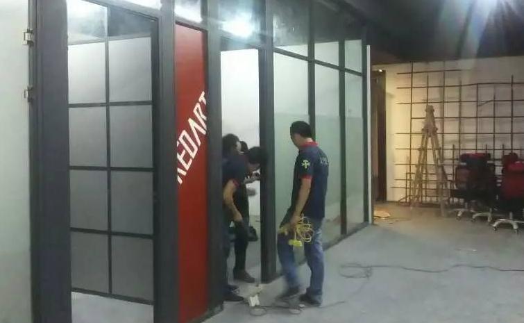 玻璃门地弹簧怎么安装好